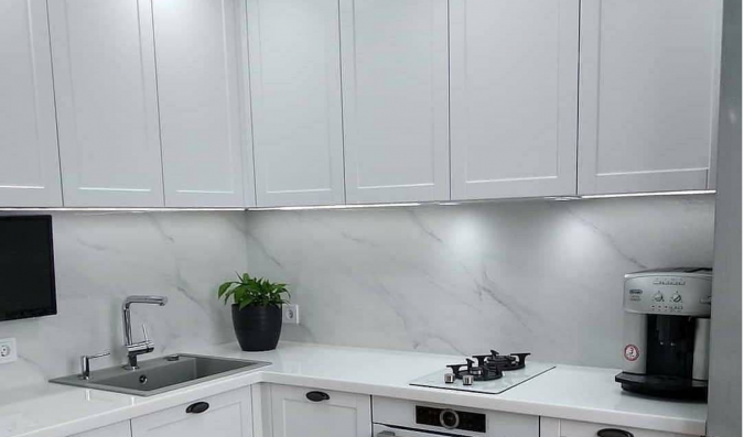 Неоклассическая угловая белая кухня с подсветкой Проект 80